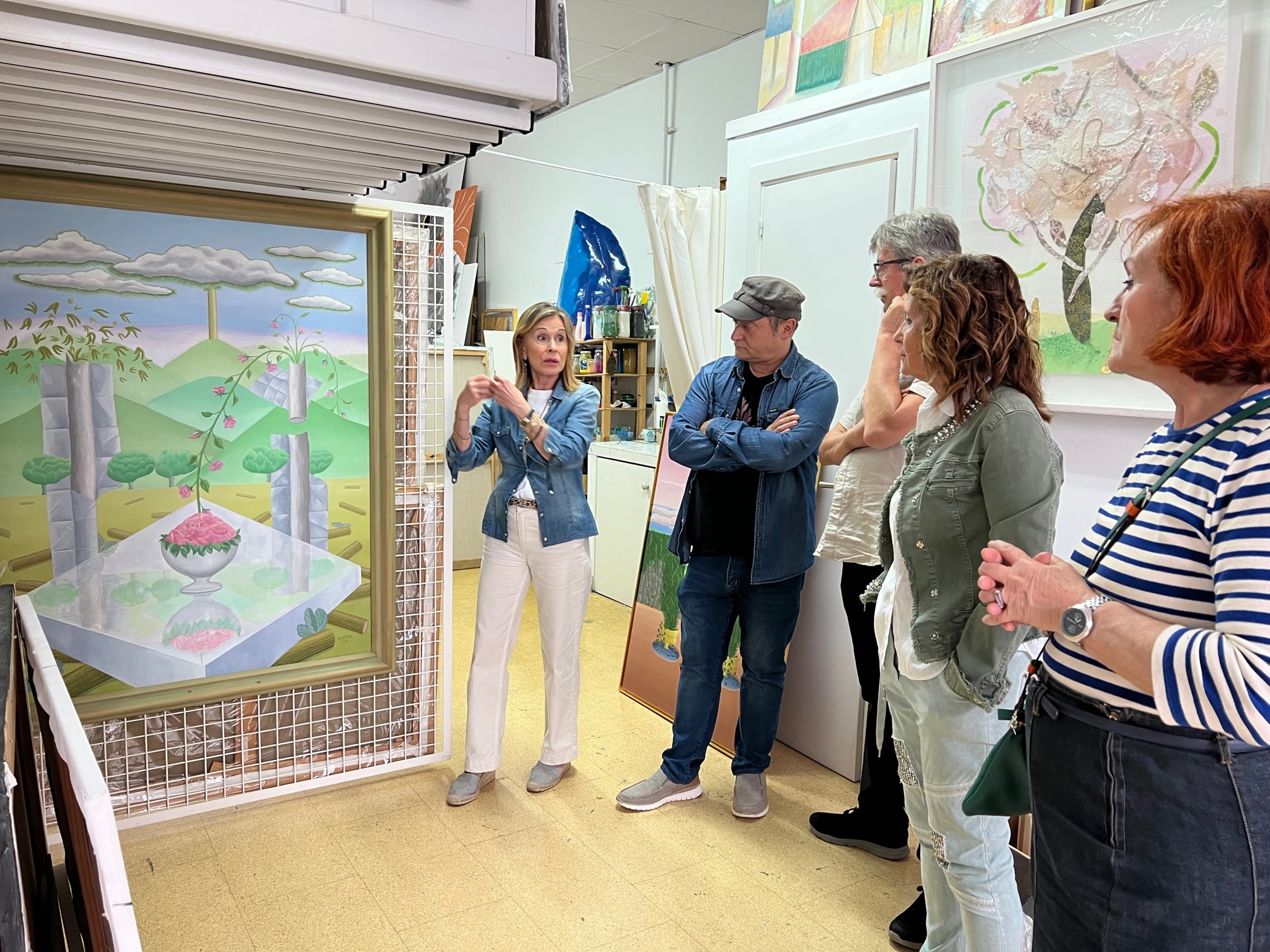 Nisa Goiburu muestra una de sus obras
