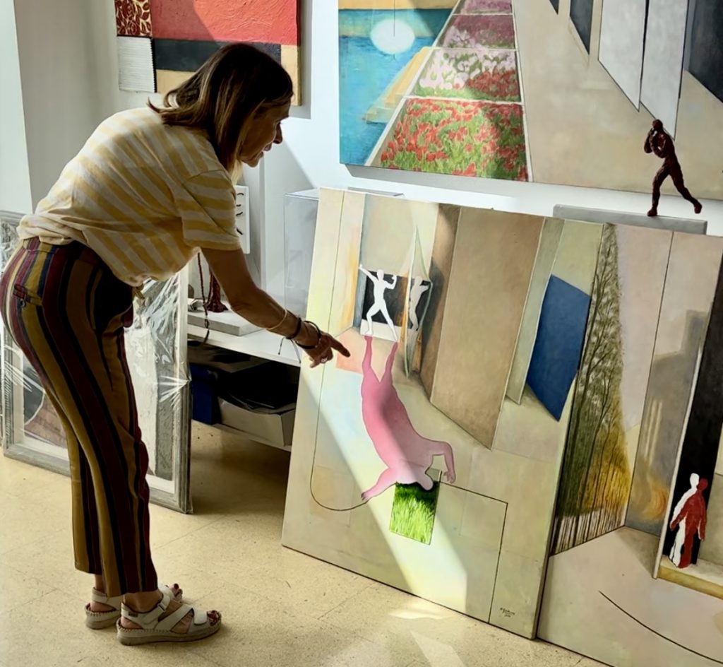 Nisa Goiburu analizando un cuadro de su metamorfosis