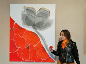 Nisa Goiburu, frente a un cuadro suyo en Monteagudo de las Vicarias
