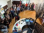 Nisa Goiburu muestra su exposición a alumnos de Ceinpro en Donostia